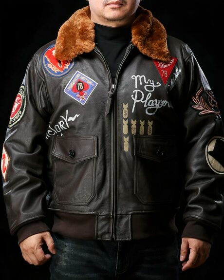 Un homme avec le visage caché et sur fond noir qui porte un blouson en cuir marron vintage avec col en fourrure marron