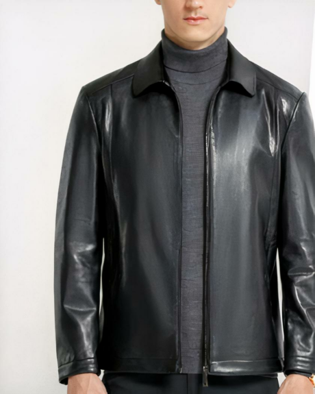 Blouson en cuir naturel de peau de mouton pour homme porté par un homme sur fond gris