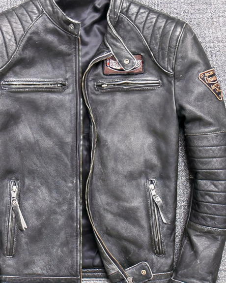 Blouson vintage en cuir de style motard pour homme sur fond gris