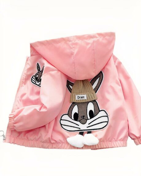 Un blouson rose à capuche avec un motif Bugs Bunny à l'arrière, poser à plat sur un fond blanc.