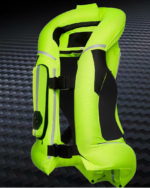 Blouson airbag moto réfléchissant et fluorescent sur fond gris