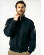 Blouson aviateur avec patch militaire pour homme sur fond gris
