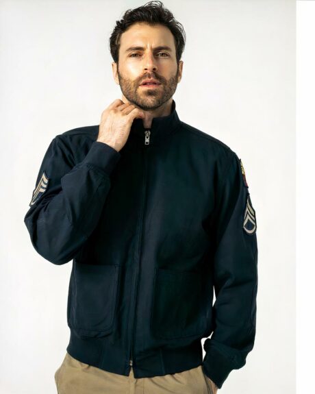 Blouson aviateur avec patch militaire pour homme sur fond gris