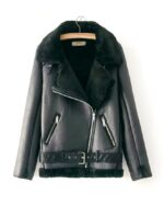 Blouson aviateur femme ample noir simili cuir avec fermeture asymétrique présenté sur fond blanc