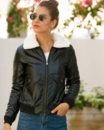 Blouson aviateur femme court en simili cuir et fourrure porté par une jeune femme