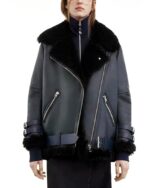 Blouson aviateur femme en simili cuir noir profond porté par une fille sur fond blanc