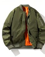 Blouson aviateur militaire décontracté pour homme sur fond blanc
