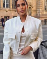 Blouson blanc court avec boutons et poches pour femme porté par une femme sur fond de rue