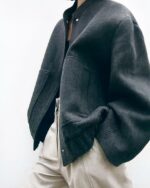 Blouson bombardier femme ample et confortable porté par une femme dont on ne voit pas la tête