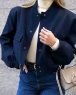 Blouson bomber femme à boutons pression porté par une femme