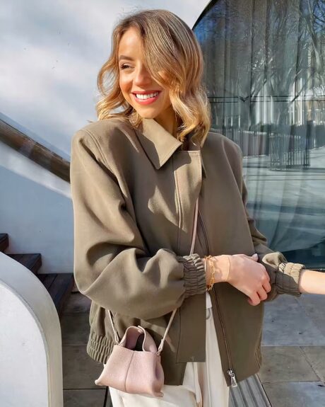 Blouson bomber femme léger avec petit col porté par une jeune femme