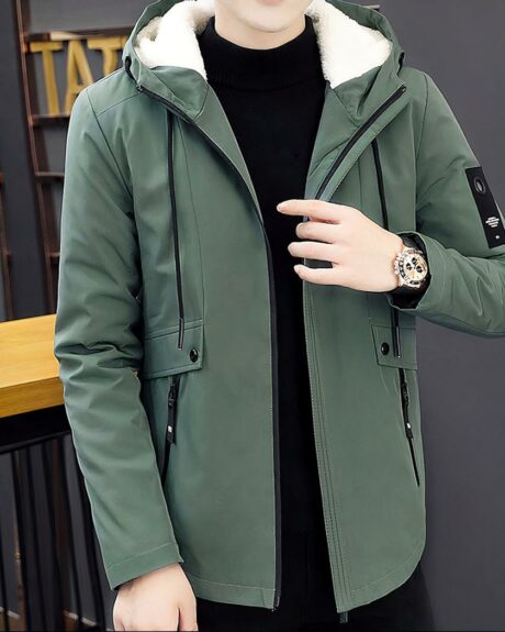 Blouson chaud coupe-vent à capuche pour homme sur un homme sur fond gris