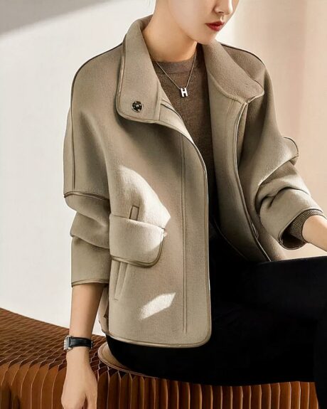 Blouson chaud femme élégant avec col montant porté par une femme dont on ne voit pas le visage