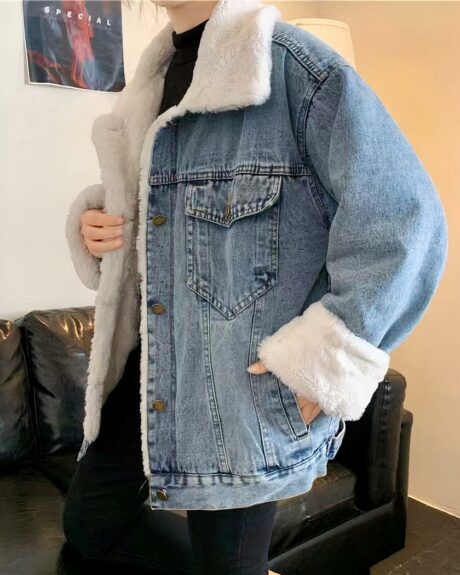 Blouson chaud femme en jean fourré bleu porté par une femme dont on n e voit pas la tête
