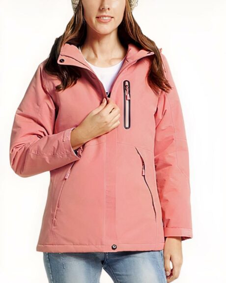 blouson chauffant femme rose avec capuche présenté porté par une jeune femme sur fond blanc