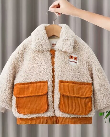Blouson chauffant fille, en fausse fourrure, avec col à revers, de couleur beige, avec poches couleur camel, avec fermeture à glissière