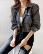 Blouson court à lacets pour femme, en coton, de couleur vert kaki, porté par une femme