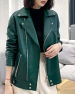 Blouson cuir femme avec fermeture éclair porté par une femme dont on ne voit pas le visage