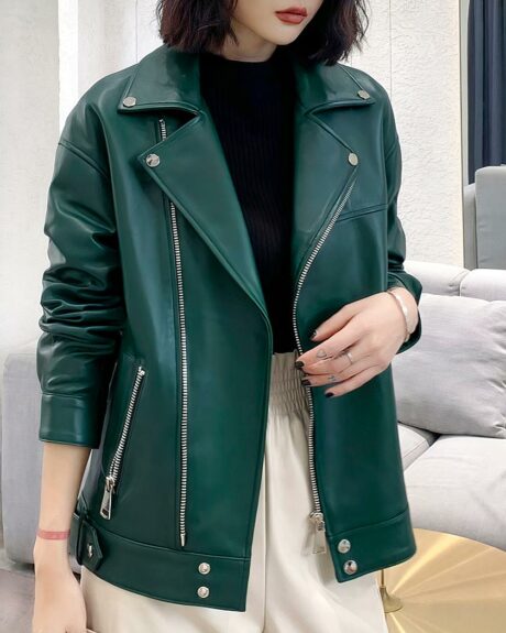 Blouson cuir femme avec fermeture éclair porté par une femme dont on ne voit pas le visage