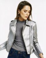 Blouson cuir femme, brillant, avec col à rabat, fermeture à glissière, porté par une femme avec le blouson ouvert, de couleur gris argenté