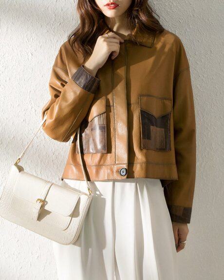 Blouson cuir femme coupe droite rétro marron porté par une jeune femme avec une sac à main blanc