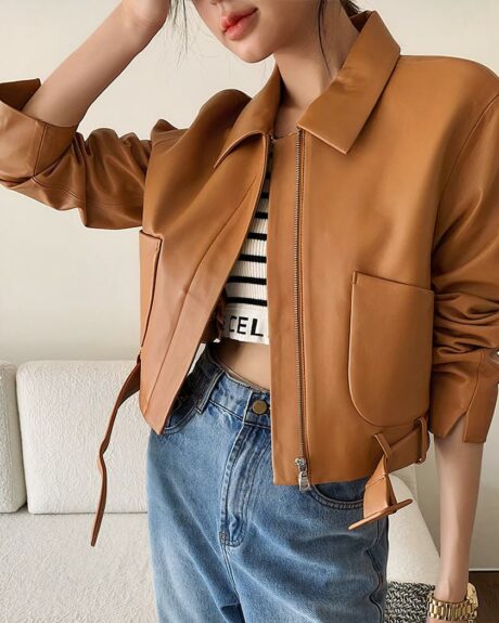 Blouson cuir femme court style aviateur marron porté par une jeune femme dont on ne voit pas le visage