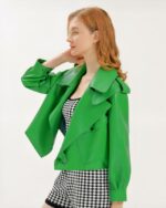 Blouson cuir femme vert style aviateur porté par une jeune femme