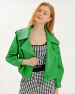 Blouson cuir femme vert style aviateur porté par une jeune femme