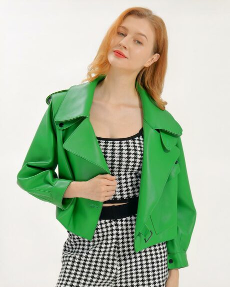 Blouson cuir femme vert style aviateur porté par une jeune femme