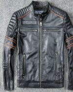 Blouson en cuir noir style motard avec de fins traits rouges au niveau des épaules et des bras