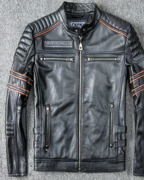 Blouson en cuir noir style motard avec de fins traits rouges au niveau des épaules et des bras
