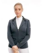 Blouson d'équitation gris respirant avec fermeture éclair pour femme porté par une femme sur fond blanc