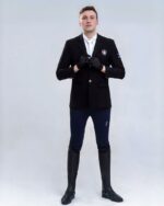 Blouson d'équitation noir à boutons pour homme porté par un homme sur fond gris