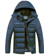 Blouson d'hiver chaud à capuche pour homme sur fond blanc