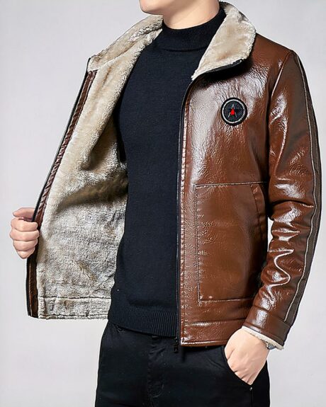 Blouson d'hiver en simili cuir avec col en fourrure pour homme sur un homme sur fond gris
