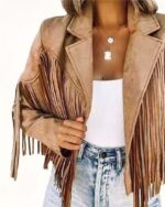 Blouson daim femme court cintré à franges longues porté par une femme dont on ne voit pas le visage sur fond blanc