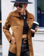 Blouson daim femme long cintré porté par une femme
