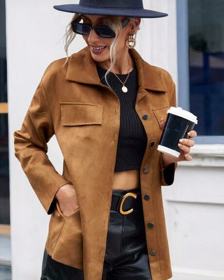 Blouson daim femme long cintré porté par une femme