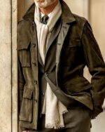 Blouson daim homme vintage, chaud et décontracté, avec col à revers, boutonnage simple, 4 poches sur l'avant du blouson, de couleur kaki, porté par un homme debout contre un mur