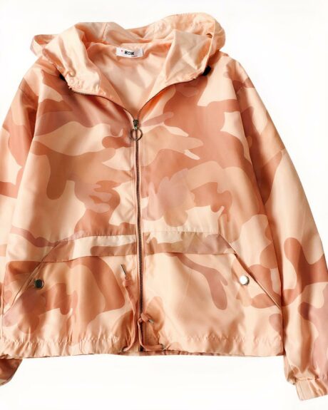 Blouson de camouflage rose à capuche pour femme sur fond blanc