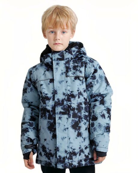 un petit garçon qui porte un Blouson de ski chaud et résistant pour garçonsur fond blanc.