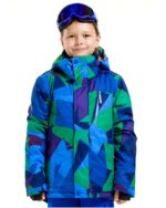 Un ptit garçon qui porte un Blouson de ski étanche et confortable pour garçon sur fond blanc.