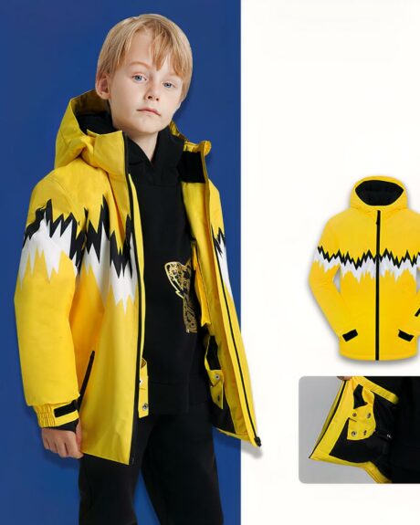 Un petit garçon avec un blouson de ski jaune