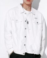 Blouson décontracté avec lettres imprimées en coton pour homme sur un homme sur fond blanc