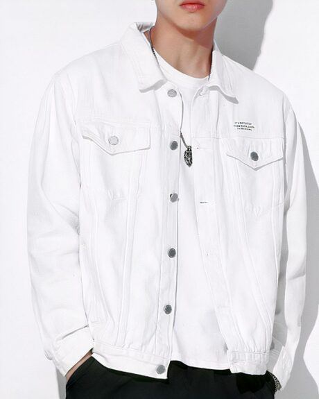 Blouson décontracté avec lettres imprimées en coton pour homme sur un homme sur fond blanc