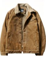 Blouson décontracté marron en velours côtelé pour homme sur fond blanc