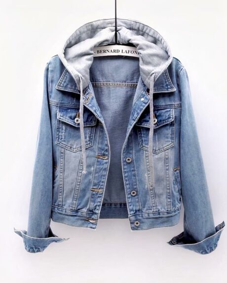 Blouson en jean court à capuche pour femme sur fond blanc