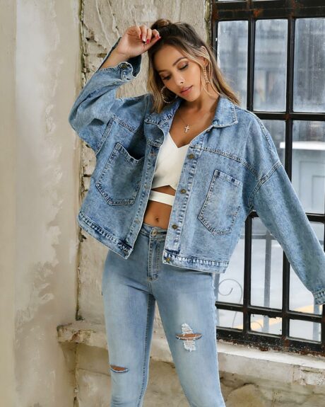 Blouson en jean court à manches longues pour femme sur une femme sur fond blanc avec une fenêtre noire à droite