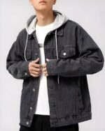 Blouson en jean homme, à capuche gris clair, de couleur gris foncé, boutonnage simple, porté par un homme