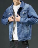 Blouson en jean homme, avec doublure épaisse, couleur bleu foncé, avec boutonnage simple, porté par un homme